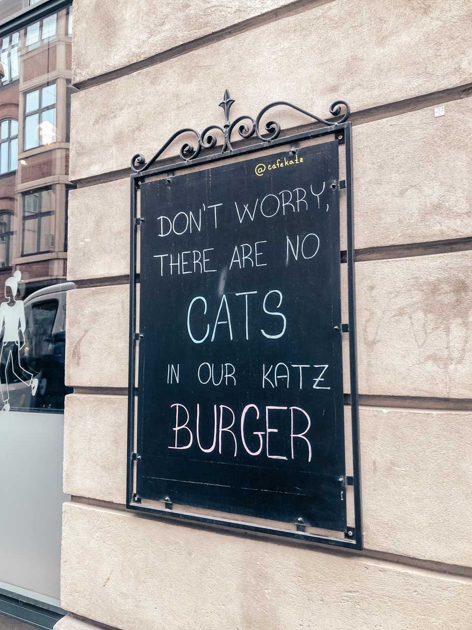 Blackboard that says 'Don't worry, there are no cats in our Katz burger' outside Katz in Copenhagen