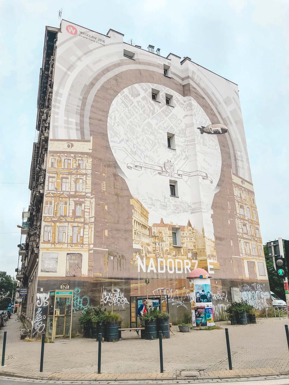 A large mural located in the Nadodrze district of Wrocław