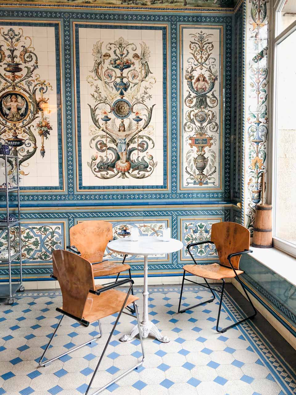 A round table with three chairs inside Pfunds Molkerei in Dresden, Germany