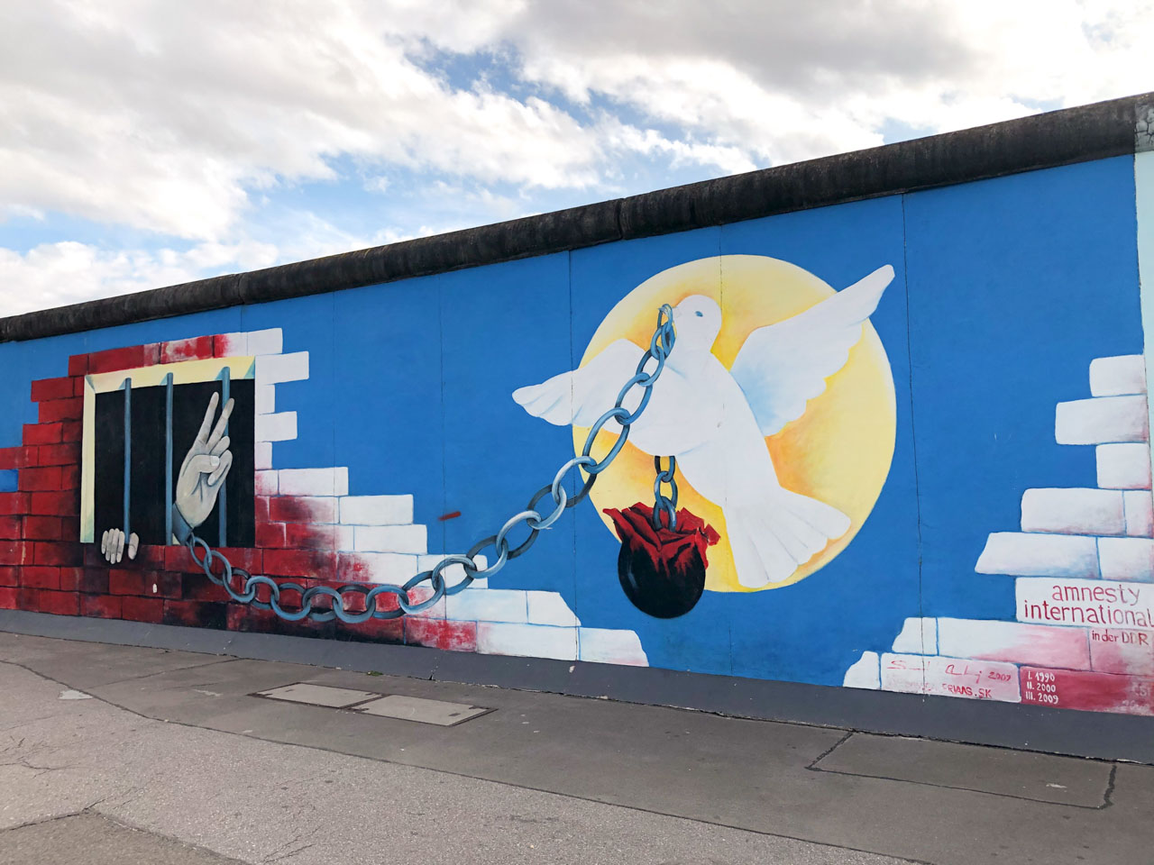 Mural depicting a peace dove freeing prisoners at the East Side Gallery