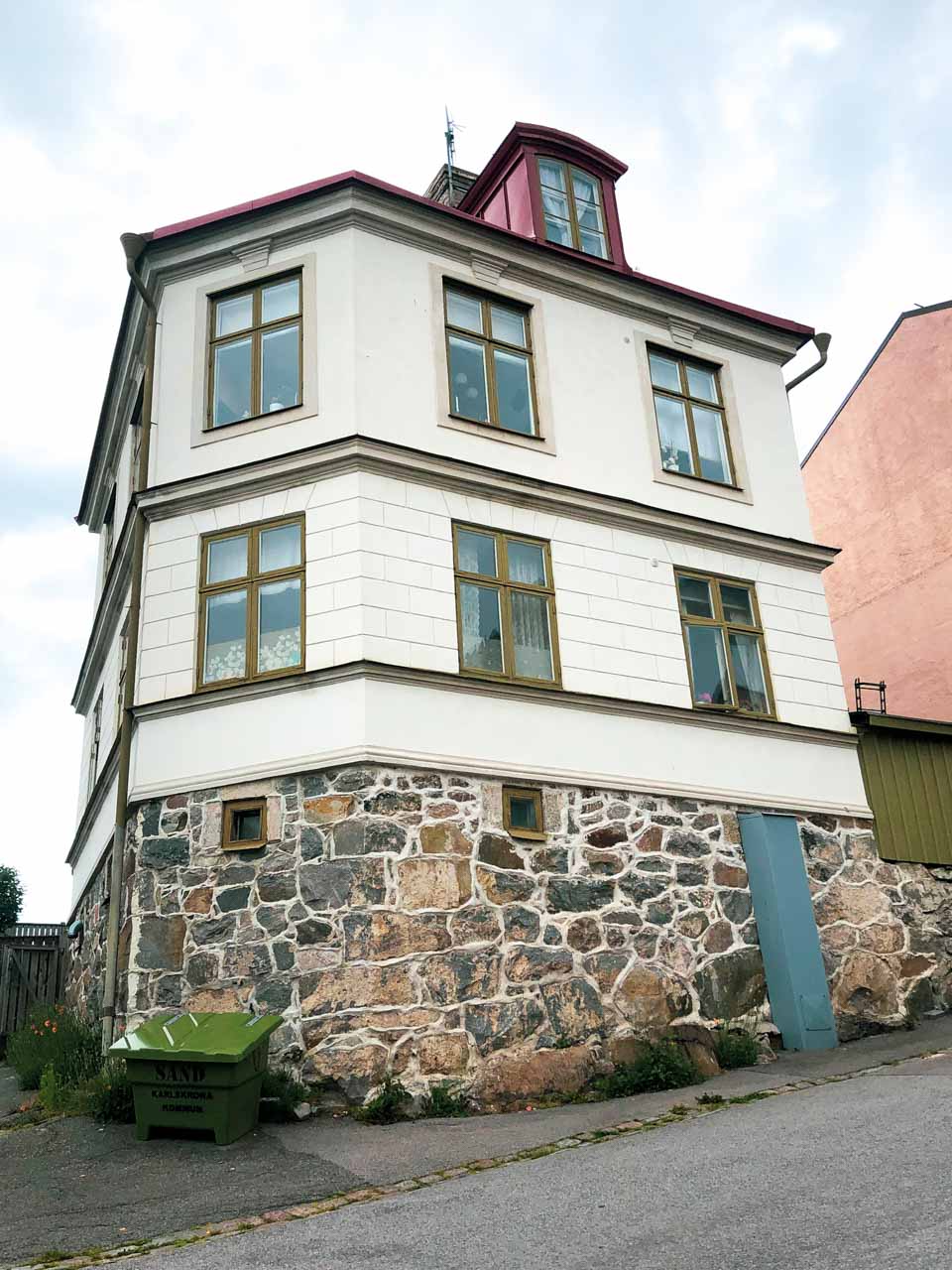A white house with a stone foundation in Karlskrona, Sweden