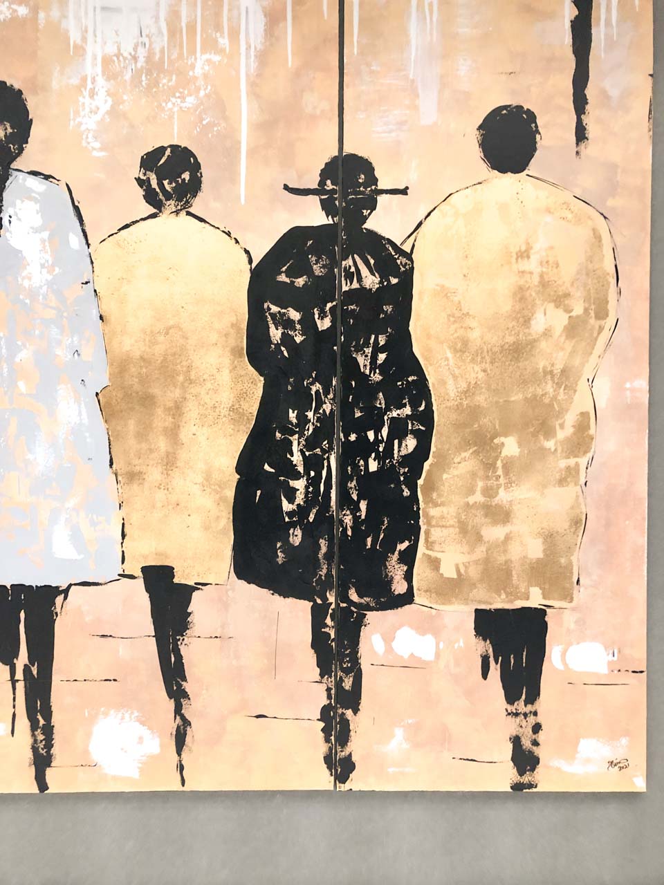 Female silhouettes painted on a golden wall