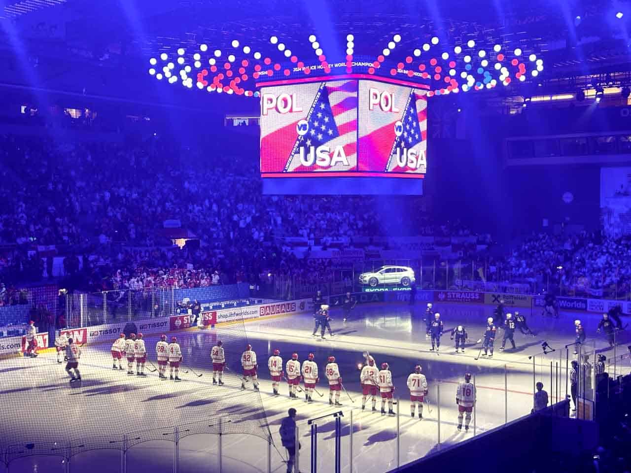 Hockey teams from Poland and the USA facing off at Ostravar Aréna