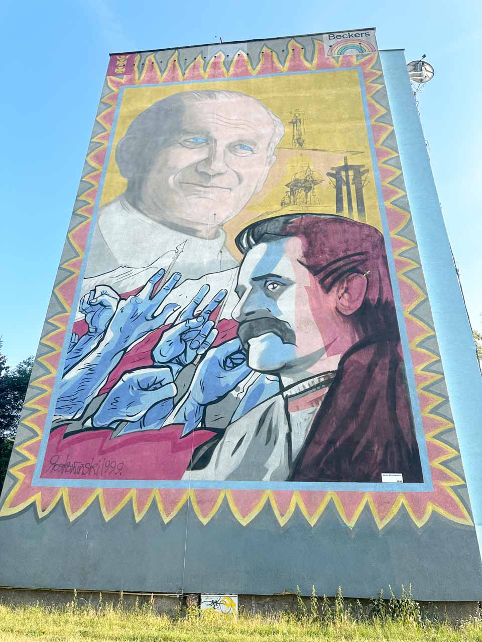 Large mural in Zaspa featuring Pope John Paul II and Lech Wałęsa with Solidarity-themed artwork