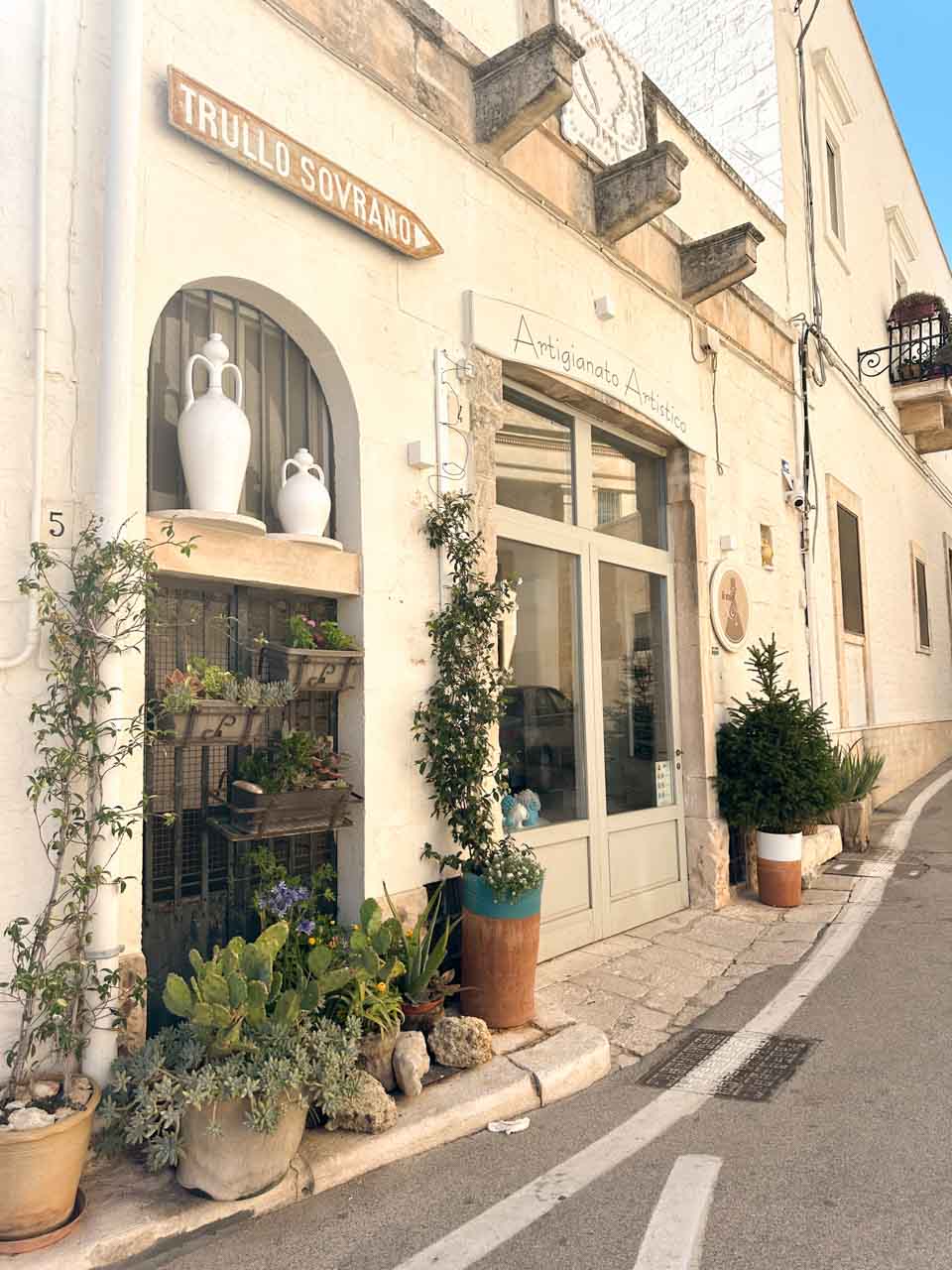 Artigianato Artistico shop near Trullo Sovrano with potted plants and ceramic displays