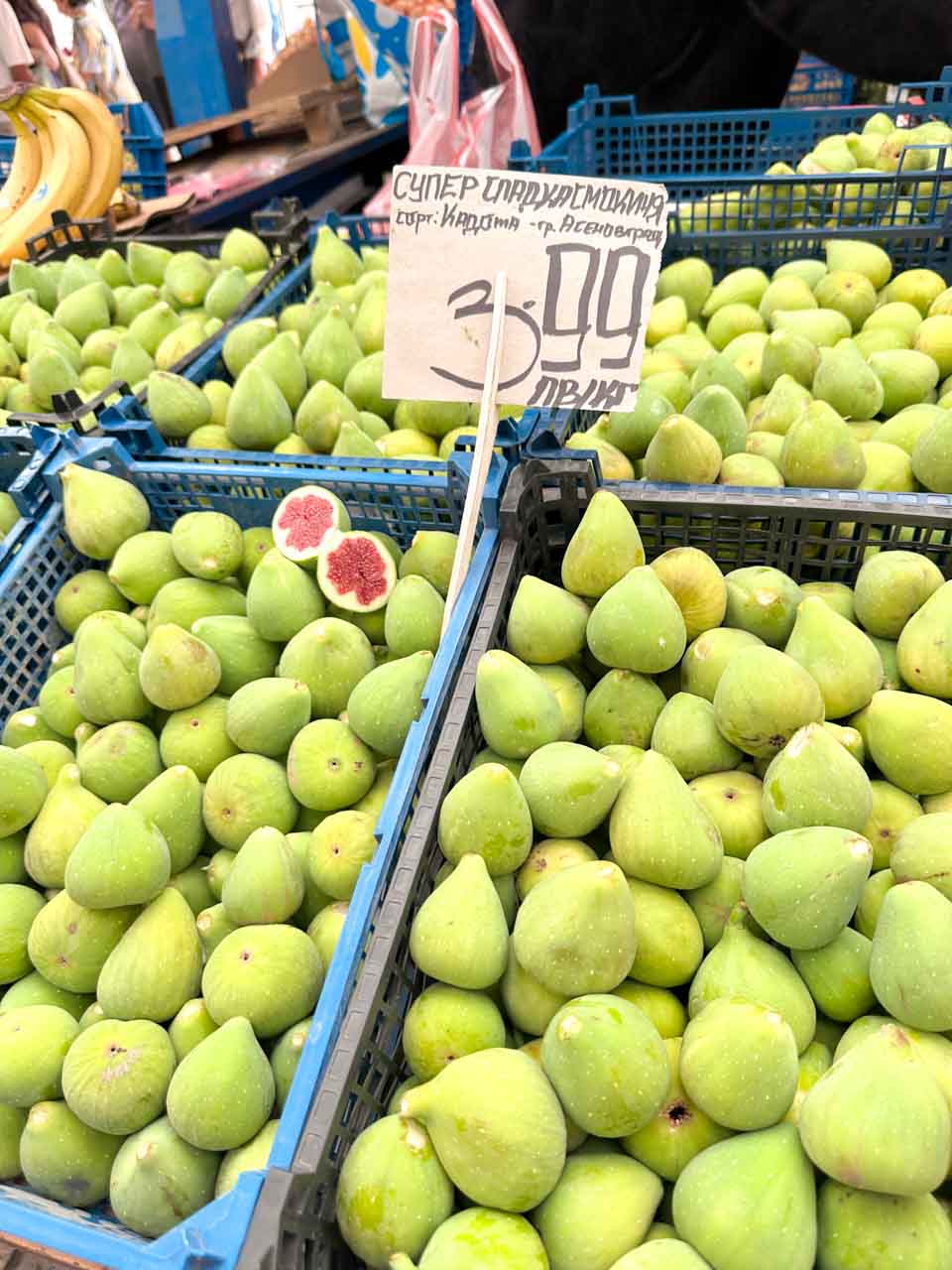 Fresh green figs for sale at the Women&rsquo;s Market in Sofia